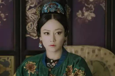 她入宫为妃一生无子，却受三代皇帝尊敬