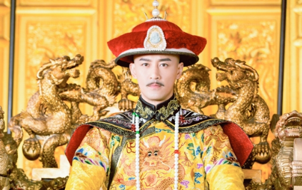 皇太极成为后金大汗，为何还向代善下跪？