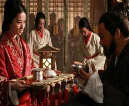 曹操拿西瓜问三个小妾甜不甜 最后她们为什么都被杀了