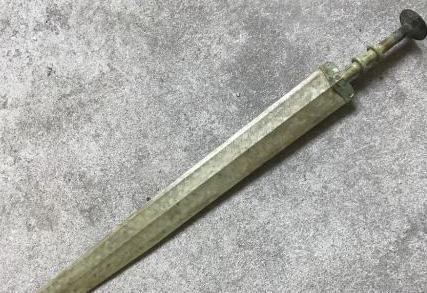 鹿卢剑是历代秦王的宝剑，在历代传说与文学戏剧中有何记载？