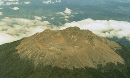 盾形火山的名称有何由来？类似于古代勇士使用的环状盾