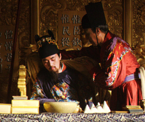 在乾隆帝看来，明朝的灭亡是谁的错？他是如何评价崇祯帝的？