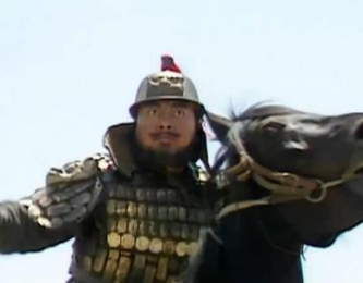 历史上三英战吕布有哪些细节，说明关羽刘备是添乱？