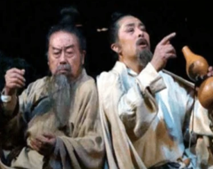 杜甫和李白都是唐朝著名诗人，为什么一个穷困潦倒一个一掷千金？