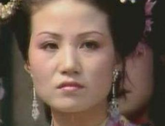 红楼梦中赵姨娘是什么身份？既是半个奴才又是半个主子