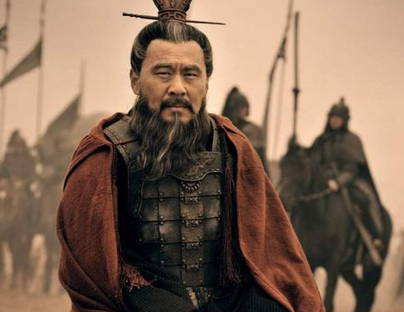 曹操在杀吕布的时候身边谋士那么多 曹操为什么只听刘备的意见