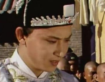 红楼梦中，北静王会主动结交贾宝玉为的是什么？