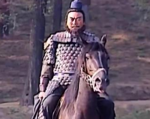 当阳桥上张飞两次通报姓名，曹仁是什么态度？