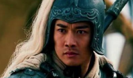 许褚与吕布战了二十回合，曹操为何就让典韦等人出战？