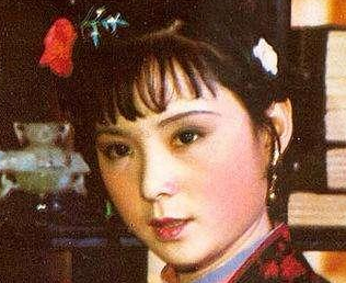 王夫人讨厌晴雯还一定要把她撵走，原因是什么？