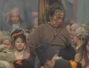 水浒传中西门庆与潘金莲私通时，王婆扮演着什么角色？