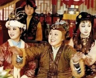 容忍薛家，纵容邢夫人生事，贾母为何要这么做？