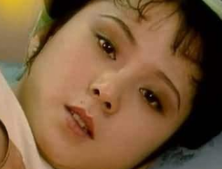 红楼梦中晴雯被撵时的场景如何？她死后贾府众人的反应如何