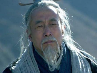 范增与项羽的关系如何？范增为其提供了哪些帮助？