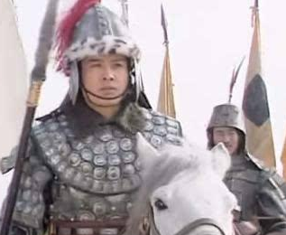 在小说三国演义中，马超与许褚二人之间武力有何差别？