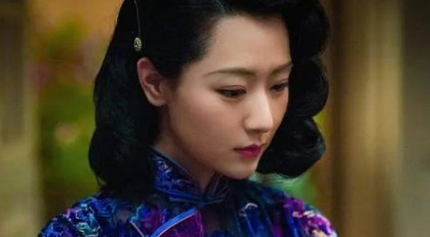 《第一炉香》正在热播中，白冰饰演的豪门阔太婉约又复古