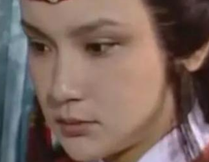 红楼梦中贾宝玉与赵姨娘之间的关系如何？