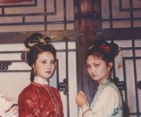 红楼梦中袭人来催问月例时，平儿是什么表现？