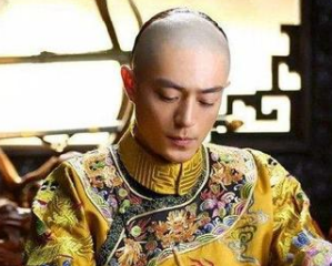 乾隆十三年发生了什么事情？皇帝专制有何变化？