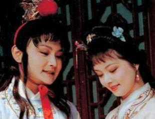 红楼梦中贾府落败后，薛宝钗为何一直都留在宝玉身边？