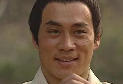 武松杀嫂前，为何要先扯开她的衣服?原因是什么