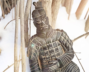 秦始皇陵中的兵马俑，为什么手上没有拿武器？