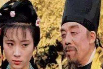贾赦是贾府的长子，他一直住在偏院的原因是什么