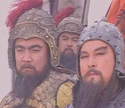 在哄抢粮食上面 吕布和曹操谁更强一些