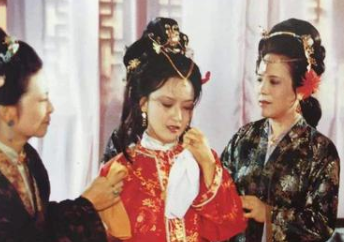 红楼梦中王夫人是什么人？真的是天真烂漫之人？