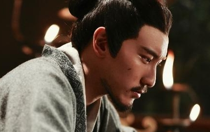 在最初的诸侯争霸中，郭嘉多次向曹操进献了哪些良策？