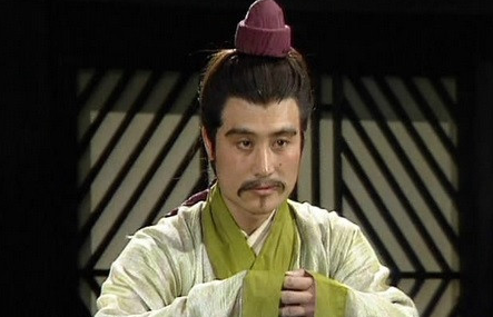 到底是谁建议曹丕不拘常礼即刻登基的？