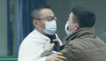 《中国医生》迎来首映，张涵予为电影硬生生摔了好多次