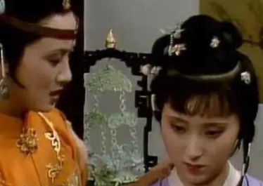 薛宝钗生日时，王熙凤将林黛玉比作一个戏子，是为何？