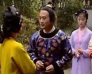 薛蟠注入贾府后的表现如何？薛姨妈为何不管他？