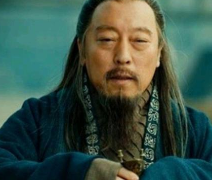 曹操和刘备提到的两个人是谁 两人最终毁了自己的江山