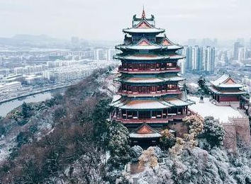 《念奴娇·登石头城次东坡韵》元代萨都剌所作，深沉豪迈又兼有凄凉之悲慨