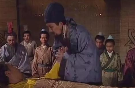 刘备临死前为什么把兵权交个李严 刘备对诸葛亮很不放心吗