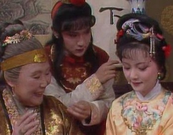 红楼梦中薛宝钗过生日时，贾母给的十两银子是多少钱？