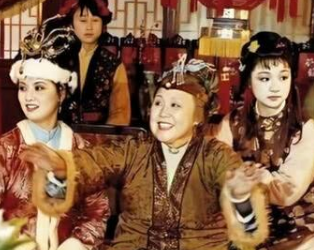 红楼梦中贾府的人情世故有多复杂？为何说是钱堆出来的
