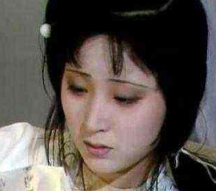 红楼梦中宝玉为何将薛宝钗为黛玉提供燕窝的事告诉贾母？