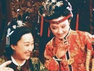 红楼梦中薛宝钗替史湘云举办螃蟹宴，贾母是如何看待的？