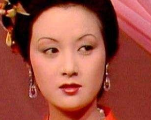 红楼梦中尤二姐死如何称呼王熙凤的？为何叫她姐姐？