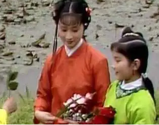 红楼梦中香菱一个女儿家为何会当着宝玉换裙子？