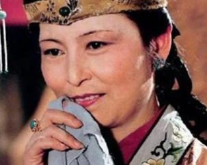 红楼梦中袭人在荣国府的老祖宗面前拿大，她有何靠山？