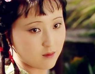 红楼梦中林黛玉平时是如何穿衣打扮的？