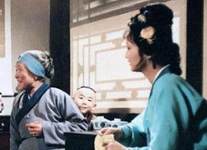 红楼梦中刘姥姥两进荣国府时，平儿起到了什么作用？