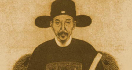 屈大均《梦江南·红茉莉》：词以写女子对镜精心梳妆打扮为主