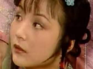 红楼梦中凤姐打趣黛玉像戏子，宝玉听后为什么会使眼色？