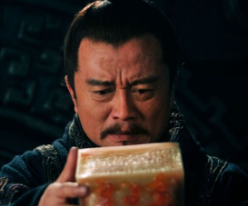 袁绍在袁氏家族处于什么地位？为什么袁术瞧不起他？