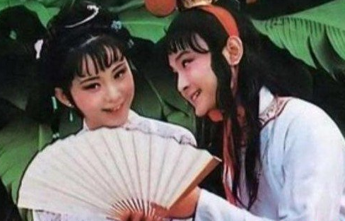 晴雯撕贾宝玉的扇子这段情节该怎么理解呢？